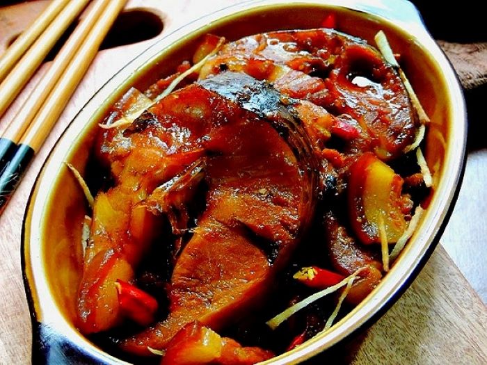 Với những thành phần giàu dinh dưỡng như cá, chuối, thịt ba chỉ, cá kho chuối xanh riềng trở thành một món ăn tốt cho sức khỏe được nhiều gia đình Việt Nam ưa chuộng.